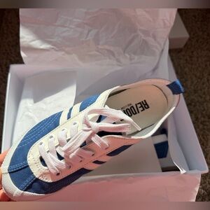 New in Box Re/Done 90s low top sneakers in French blue.